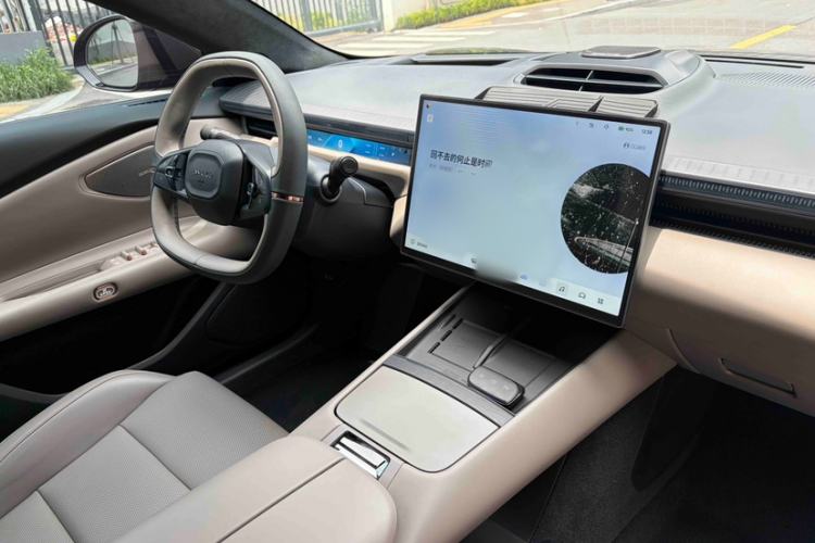 Used Lynk & Co Z10 2025 95 kWh 806 km Range Rear-Wheel Drive Advanced Driver-Assistance System Max Interior 4
