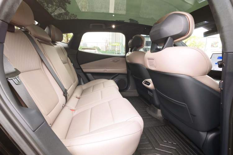 Used Lynk & Co Z10 2025 95 kWh 766 km Range Rear-Wheel Drive Max Interior 5