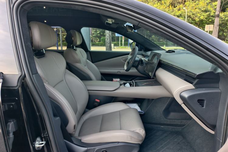 Used Lynk & Co Z10 2025 95 kWh 766 km Range Rear-Wheel Drive Max Interior 7