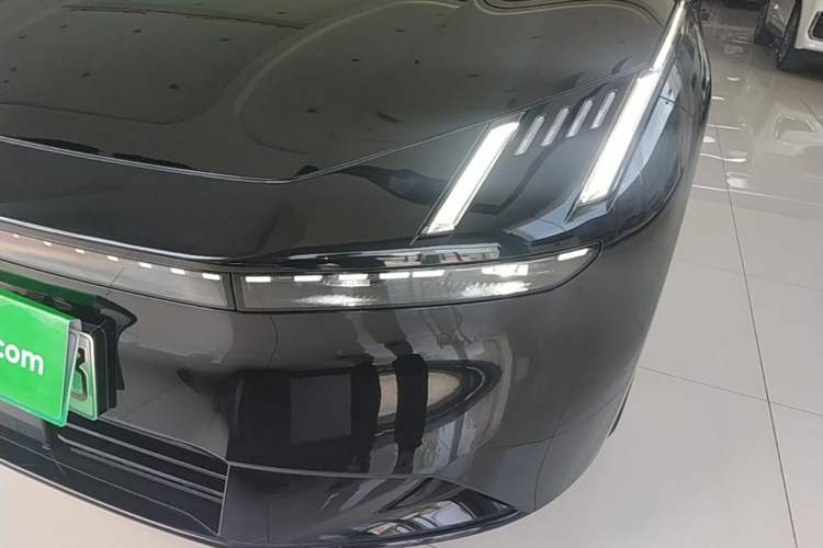 Used Lynk & Co Z10 2025 95 kWh 766 km Range Rear-Wheel Drive Max Left Front Headlight