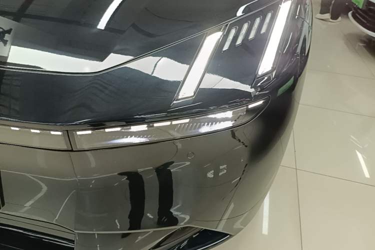 Used Lynk & Co Z10 2025 95 kWh 766 km Range Rear-Wheel Drive Max Left Front Headlight