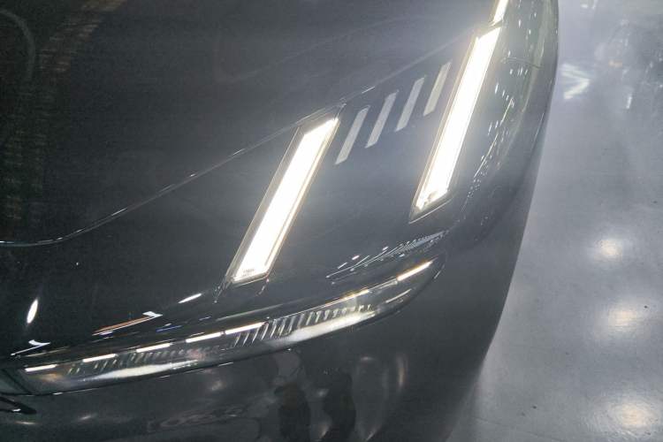 Used Lynk & Co Z10 2025 71 kWh 602 km Range Rear-Wheel Drive Pro Left Front Headlight