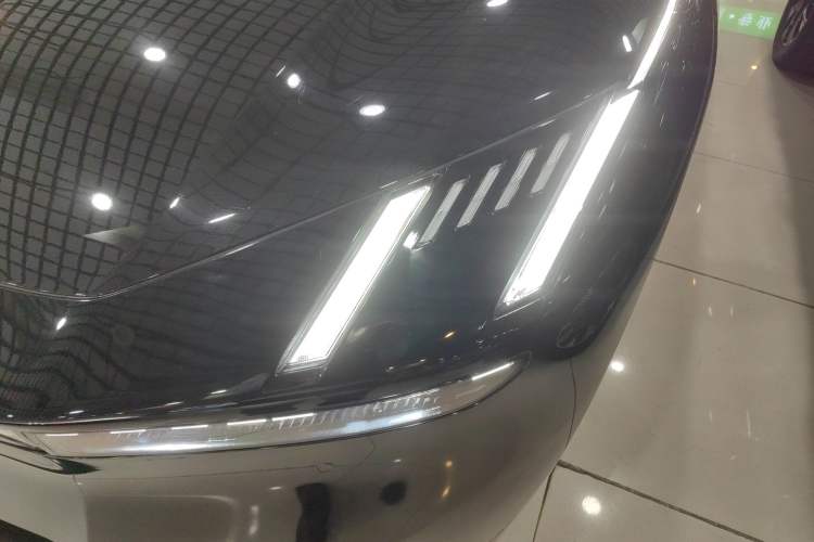 Used Lynk & Co Z10 2025 71 kWh 602 km Range Rear-Wheel Drive Pro Left Front Headlight