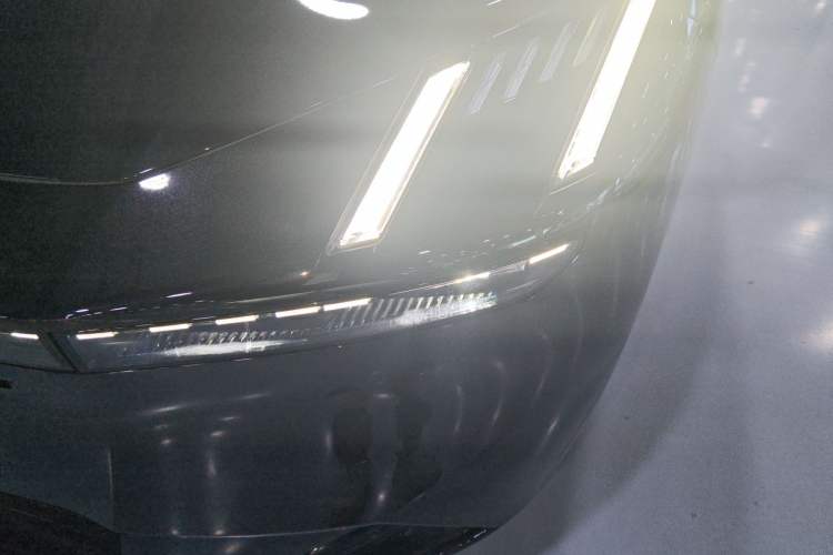 Used Lynk & Co Z10 2025 71 kWh 602 km Range Rear-Wheel Drive Pro Left Front Headlight