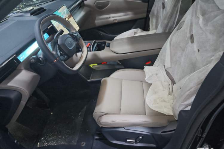 Used Lynk & Co Z10 2025 71 kWh 602 km Range Rear-Wheel Drive Pro Left Front Seat