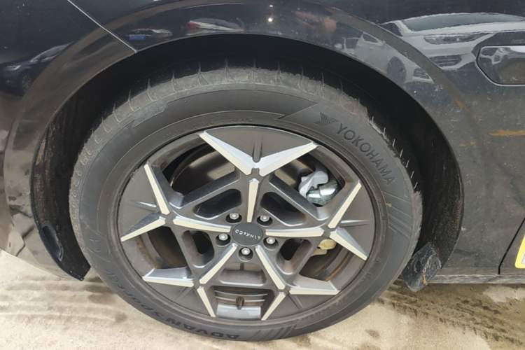 Used Lynk & Co Z10 2025 95 kWh 766 km Range Rear-Wheel Drive Max Left Front Wheel Hub