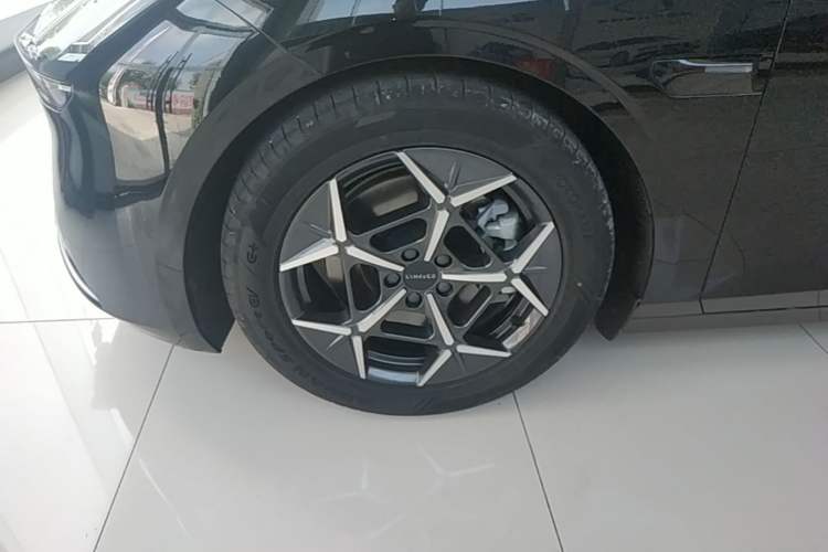 Used Lynk & Co Z10 2025 95 kWh 766 km Range Rear-Wheel Drive Max Left Front Wheel Hub
