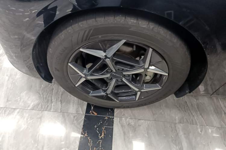 Used Lynk & Co Z10 2025 95 kWh 766 km Range Rear-Wheel Drive Max Left Front Wheel Hub