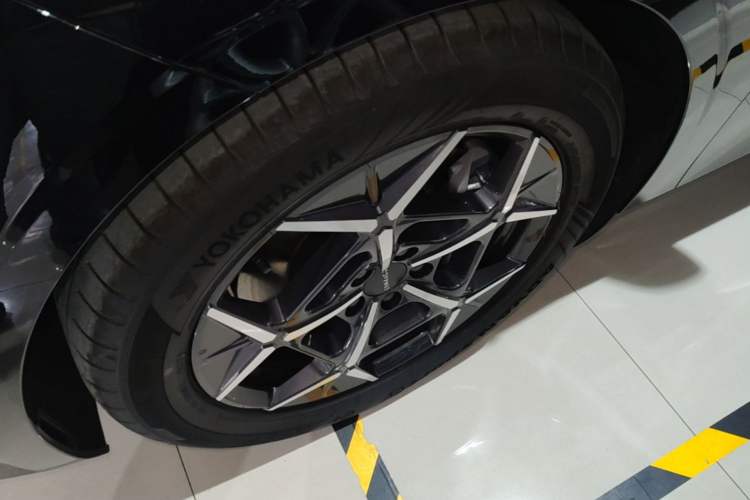 Used Lynk & Co Z10 2025 95 kWh 766 km Range Rear-Wheel Drive Max Left Front Wheel Hub