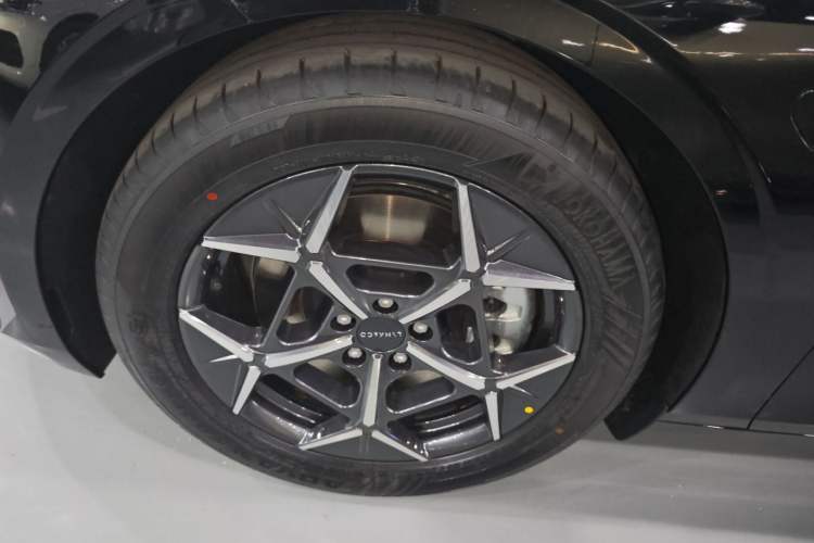 Used Lynk & Co Z10 2025 71 kWh 602 km Range Rear-Wheel Drive Pro Left Front Wheel Hub