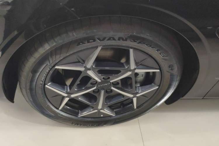 Used Lynk & Co Z10 2025 95 kWh 766 km Range Rear-Wheel Drive Max Left Front Wheel Hub