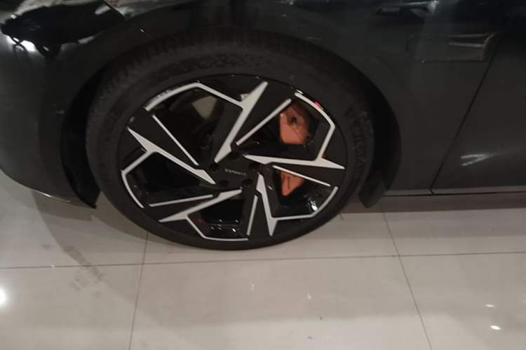 Used Lynk & Co Z10 2025 STARBUFF 95 kWh 680 km All-Wheel Drive Intelligent Driving Left Front Wheel Hub