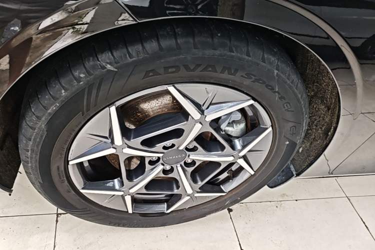 Used Lynk & Co Z10 2025 95 kWh 766 km Range Rear-Wheel Drive Max Left Front Wheel Hub