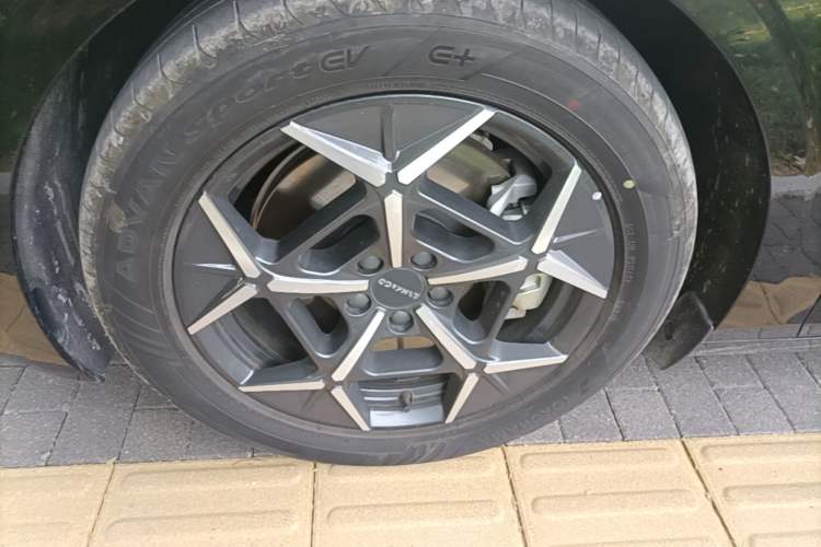 Used Lynk & Co Z10 2025 95 kWh 766 km Range Rear-Wheel Drive Max Left Front Wheel Hub