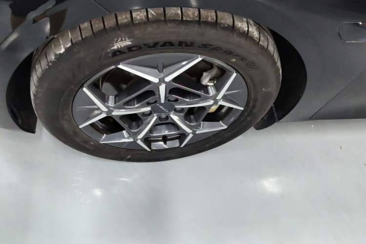 Used Lynk & Co Z10 2025 95 kWh 766 km Range Rear-Wheel Drive Max Left Front Wheel Hub