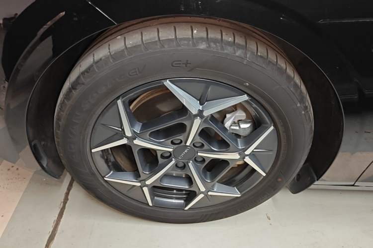 Used Lynk & Co Z10 2025 95 kWh 766 km Range Rear-Wheel Drive Max Left Front Wheel Hub
