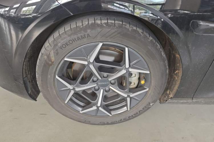 Used Lynk & Co Z10 2025 95 kWh 766 km Range Rear-Wheel Drive Max Left Front Wheel Hub