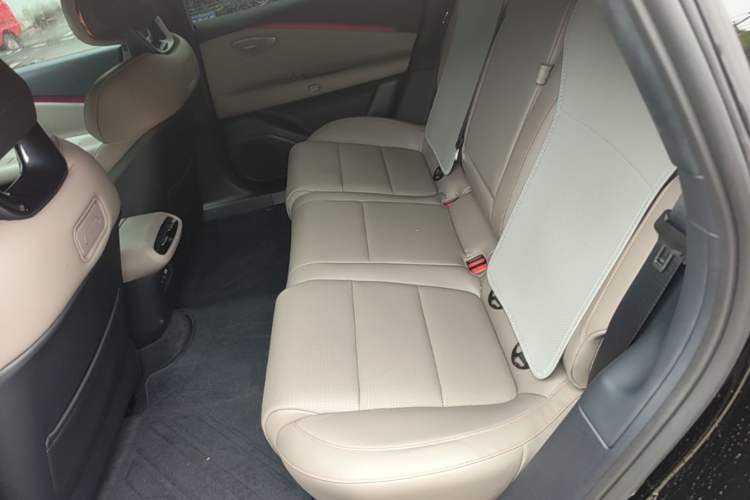 Used Lynk & Co Z10 2025 95 kWh 766 km Range Rear-Wheel Drive Max Left Rear Seat