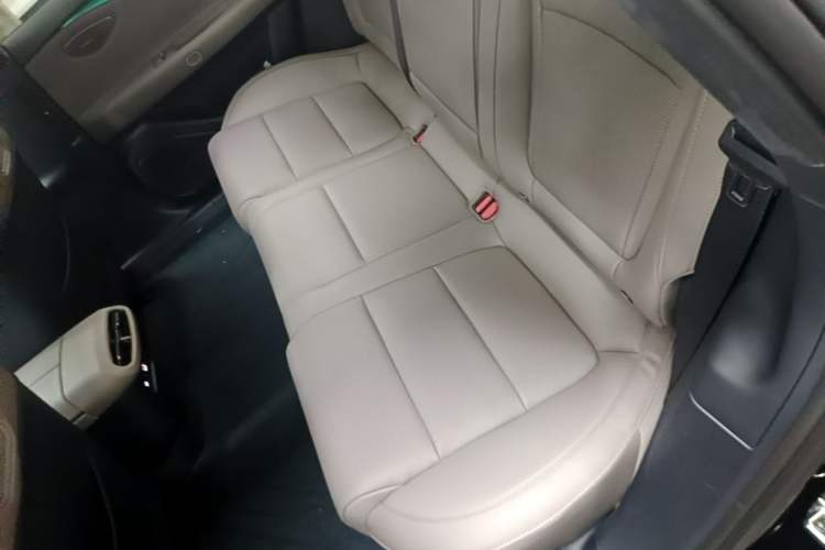 Used Lynk & Co Z10 2025 95 kWh 766 km Range Rear-Wheel Drive Max Left Rear Seat