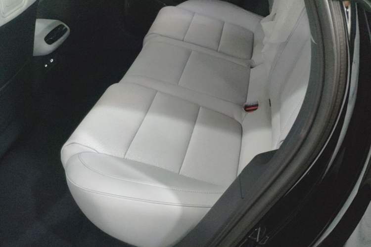 Used Lynk & Co Z10 2025 95 kWh 766 km Range Rear-Wheel Drive Max Left Rear Seat
