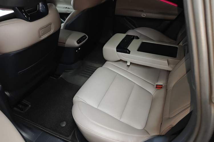 Used Lynk & Co Z10 2025 95 kWh 766 km Range Rear-Wheel Drive Max Left Rear Seat