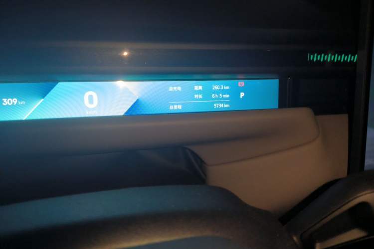 Used Lynk & Co Z10 2025 95 kWh 766 km Range Rear-Wheel Drive Max Odometer Close Up