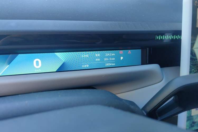Used Lynk & Co Z10 2025 95 kWh 806 km Range Rear-Wheel Drive Advanced Driver-Assistance System Max Odometer Close Up