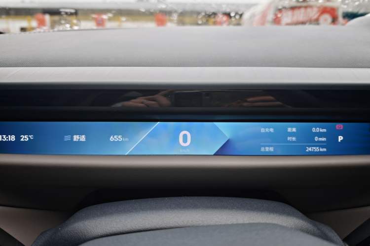 Used Lynk & Co Z10 2025 95 kWh 766 km Range Rear-Wheel Drive Max Odometer Close Up