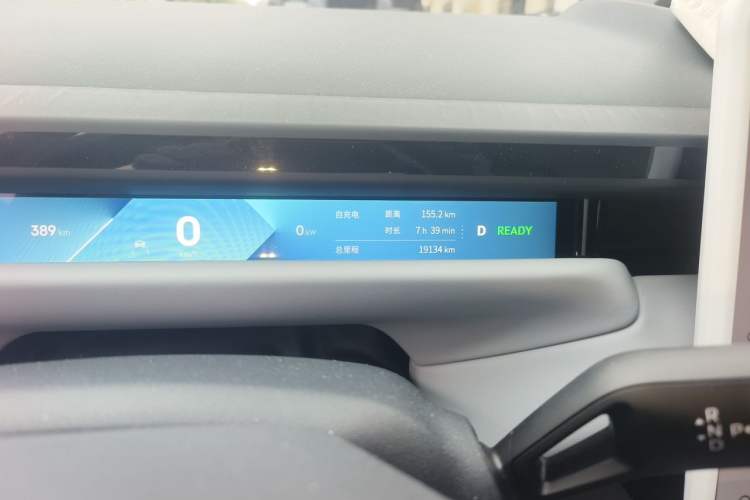 Used Lynk & Co Z10 2025 95 kWh 766 km Range Rear-Wheel Drive Max Odometer Close Up
