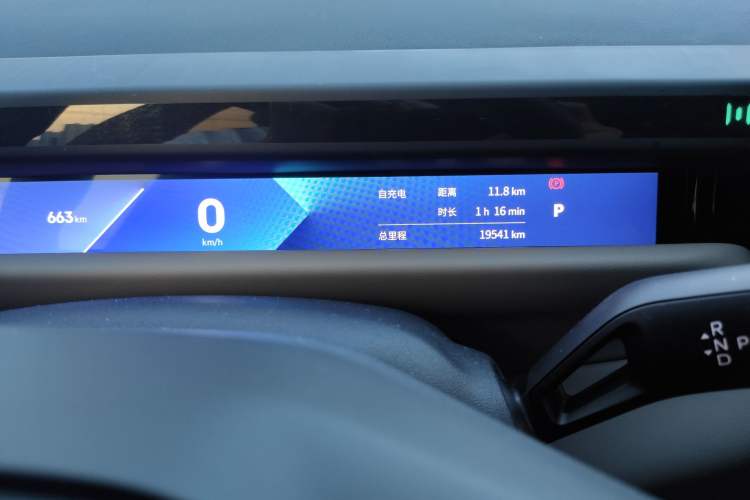 Used Lynk & Co Z10 2025 95 kWh 766 km Range Rear-Wheel Drive Max Odometer Close Up