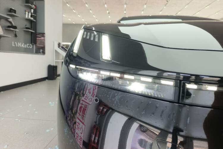 Used Lynk & Co Z10 2025 95 kWh 766 km Range Rear-Wheel Drive Max Right Front Headlight