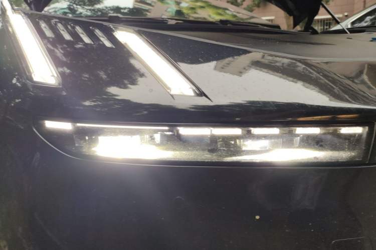 Used Lynk & Co Z10 2025 95 kWh 766 km Range Rear-Wheel Drive Max Right Front Headlight