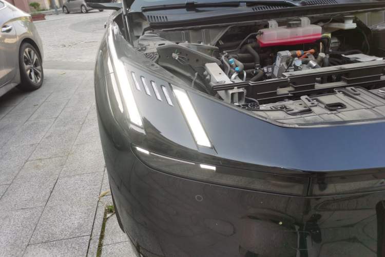 Used Lynk & Co Z10 2025 95 kWh 766 km Range Rear-Wheel Drive Max Right Front Headlight