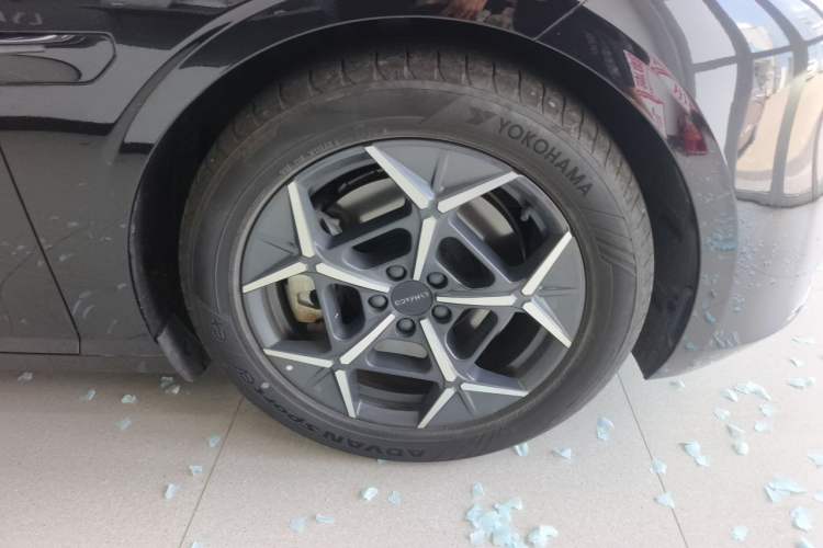 Used Lynk & Co Z10 2025 95 kWh 766 km Range Rear-Wheel Drive Max Right Front Wheel Hub