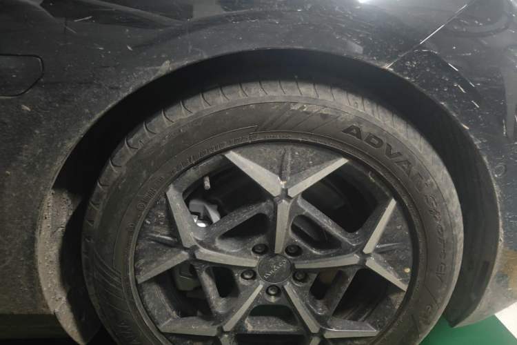 Used Lynk & Co Z10 2025 95 kWh 806 km Range Rear-Wheel Drive Advanced Driver-Assistance System Max Right Front Wheel Hub