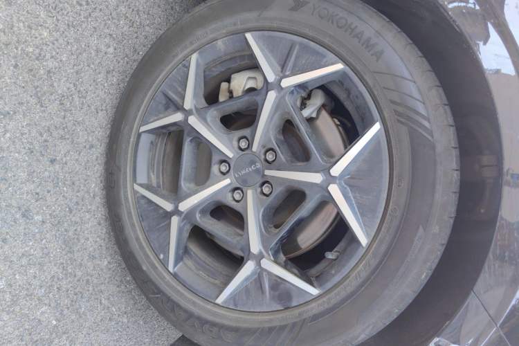 Used Lynk & Co Z10 2025 95 kWh 806 km Range Rear-Wheel Drive Advanced Driver-Assistance System Max Right Front Wheel Hub