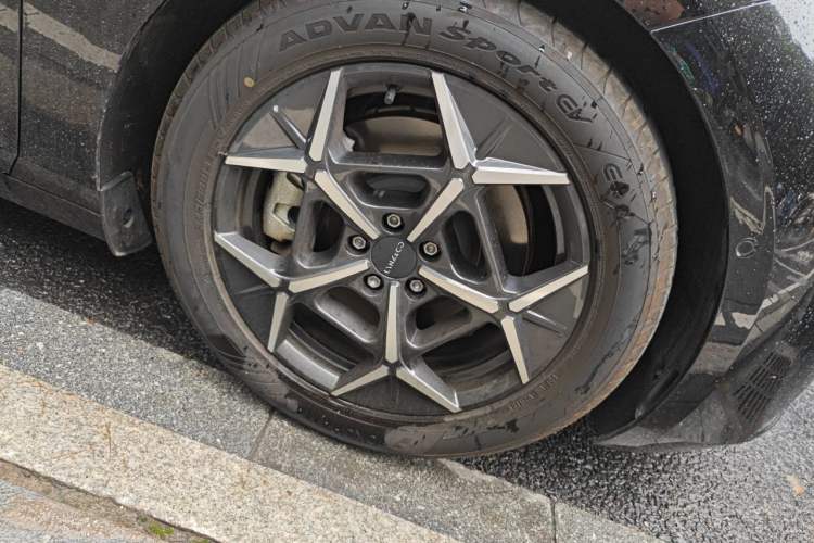 Used Lynk & Co Z10 2025 95 kWh 806 km Range Rear-Wheel Drive Advanced Driver-Assistance System Max Right Front Wheel Hub