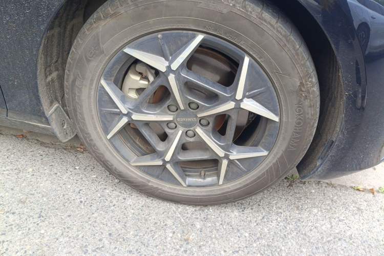 Used Lynk & Co Z10 2025 95 kWh 766 km Range Rear-Wheel Drive Max Right Front Wheel Hub