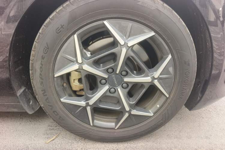 Used Lynk & Co Z10 2025 95 kWh 766 km Range Rear-Wheel Drive Max Right Front Wheel Hub