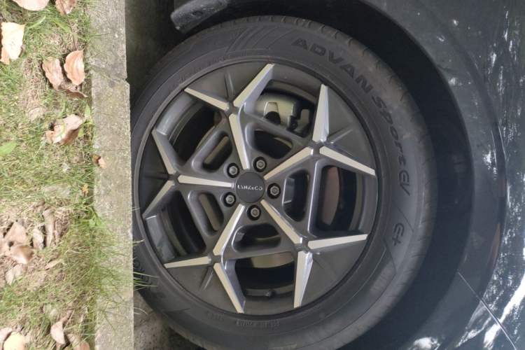 Used Lynk & Co Z10 2025 95 kWh 766 km Range Rear-Wheel Drive Max Right Front Wheel Hub