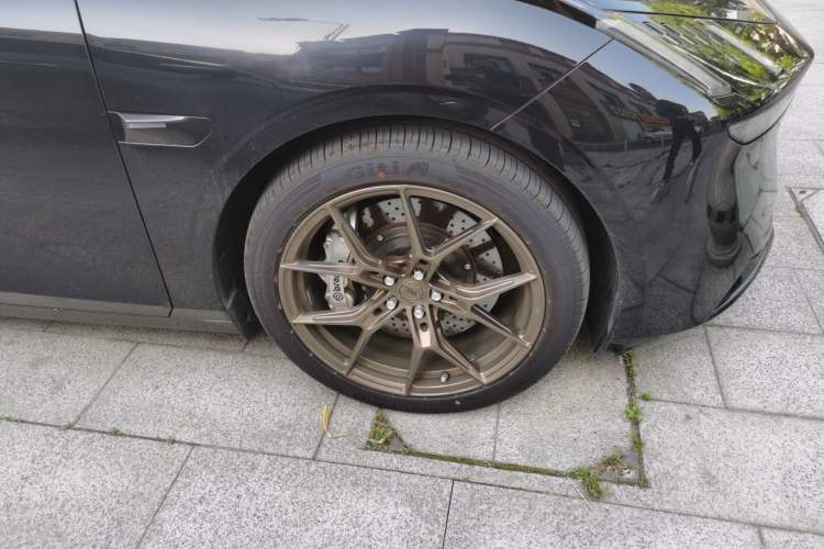 Used Lynk & Co Z10 2025 95 kWh 766 km Range Rear-Wheel Drive Max Right Front Wheel Hub