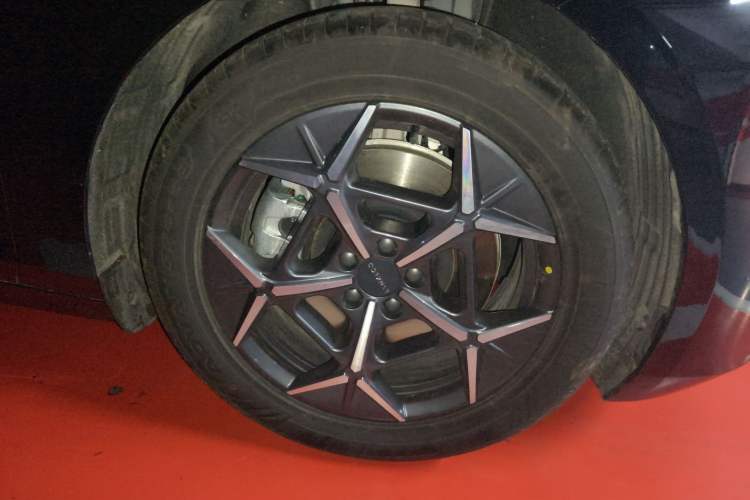 Used Lynk & Co Z10 2025 95 kWh 766 km Range Rear-Wheel Drive Max Right Front Wheel Hub