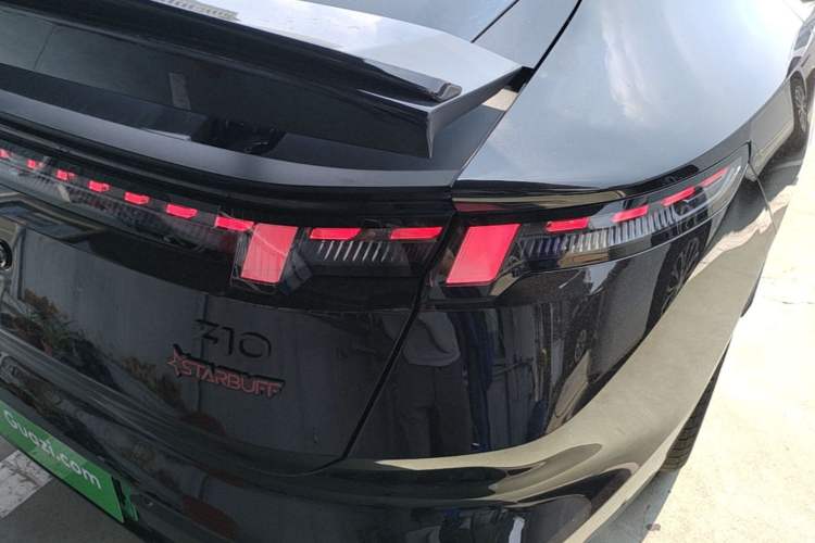Used Lynk & Co Z10 2025 STARBUFF 95 kWh 766 km Range Rear-Wheel Drive Right Rear Taillight