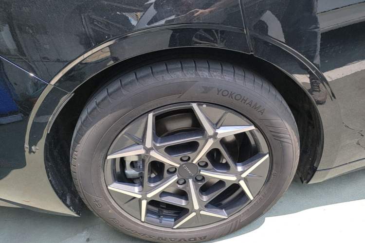 Used Lynk & Co Z10 2025 STARBUFF 95 kWh 766 km Range Rear-Wheel Drive Right Rear Wheel Hub