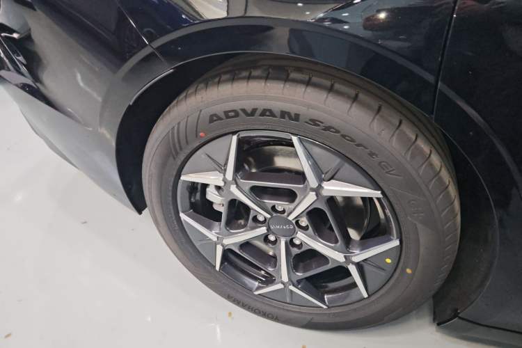Used Lynk & Co Z10 2025 71 kWh 602 km Range Rear-Wheel Drive Pro Right Rear Wheel Hub