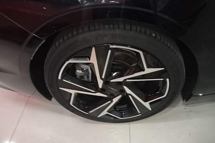 Used Lynk & Co Z10 2025 STARBUFF 95 kWh 680 km All-Wheel Drive Intelligent Driving Right Rear Wheel Hub