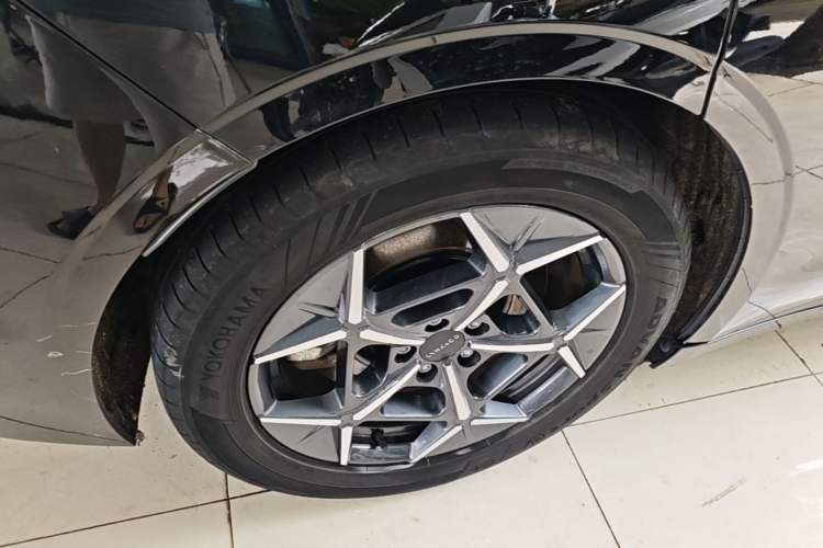 Used Lynk & Co Z10 2025 95 kWh 766 km Range Rear-Wheel Drive Max Right Rear Wheel Hub