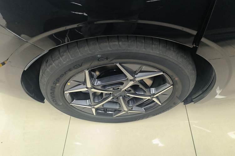 Used Lynk & Co Z10 2025 71 kWh 602 km Range Rear-Wheel Drive Pro Right Rear Wheel Hub