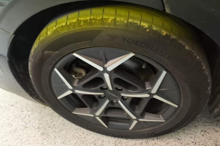 Used Lynk & Co Z10 2025 STARBUFF 95 kWh 766 km Range Rear-Wheel Drive Right Rear Wheel Hub