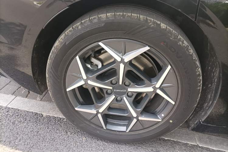 Used Lynk & Co Z10 2025 95 kWh 766 km Range Rear-Wheel Drive Max Right Rear Wheel Hub